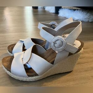 Sofft European cream leather ankle strap peep toe women’s heels. Size 7.5